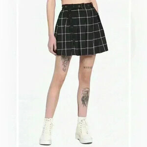Hot Topic Black & White Plaid Pleated Skirt. Size XS.
